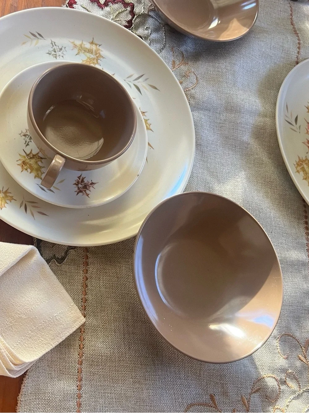 Vintage 60's melmac Dinnerware Set with Autumn Leaf Motif 20pc set